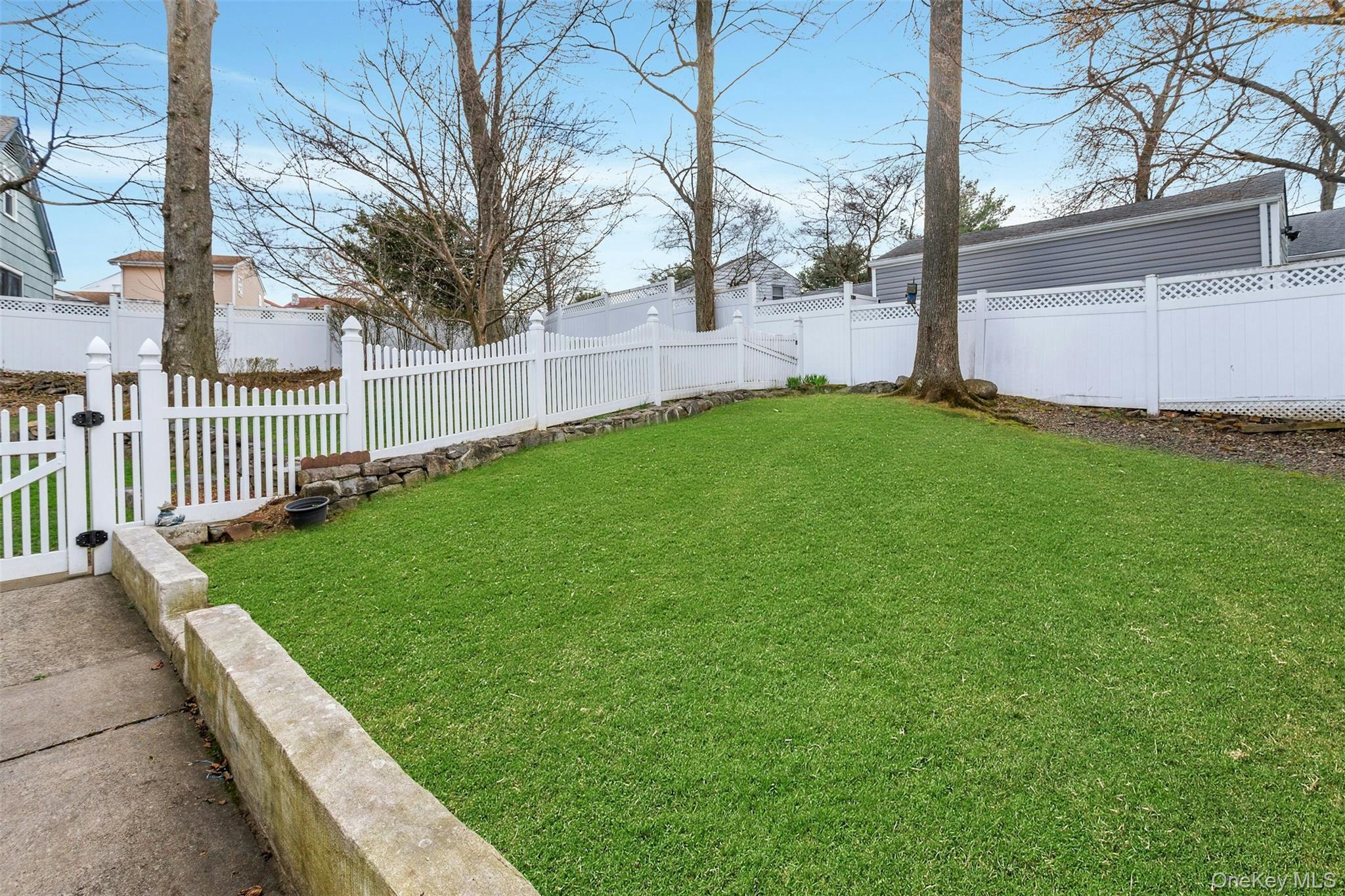 Single Family Roundhill  Westchester County, NY 10710, MLS-982050-25