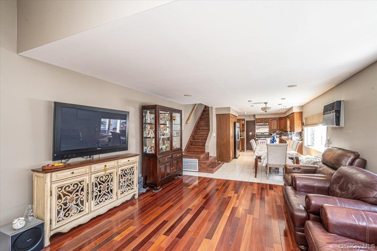 Single Family 34th Queens, NY 11358, MLS-982109-8