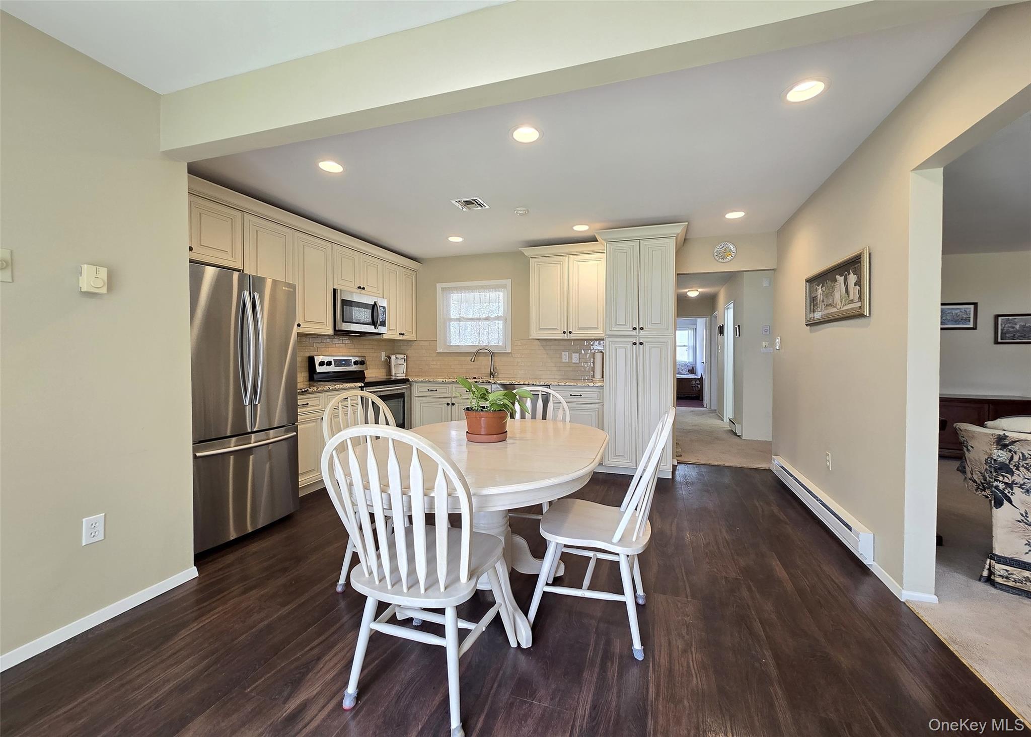 Condo Freemont  Suffolk County, NY 11727, MLS-982205-6