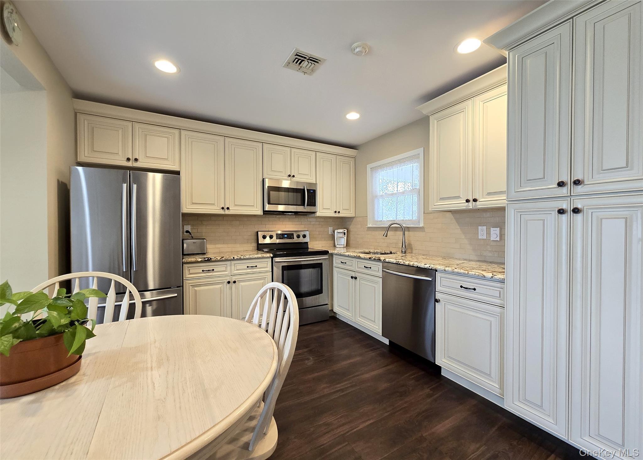 Condo Freemont  Suffolk County, NY 11727, MLS-982205-7