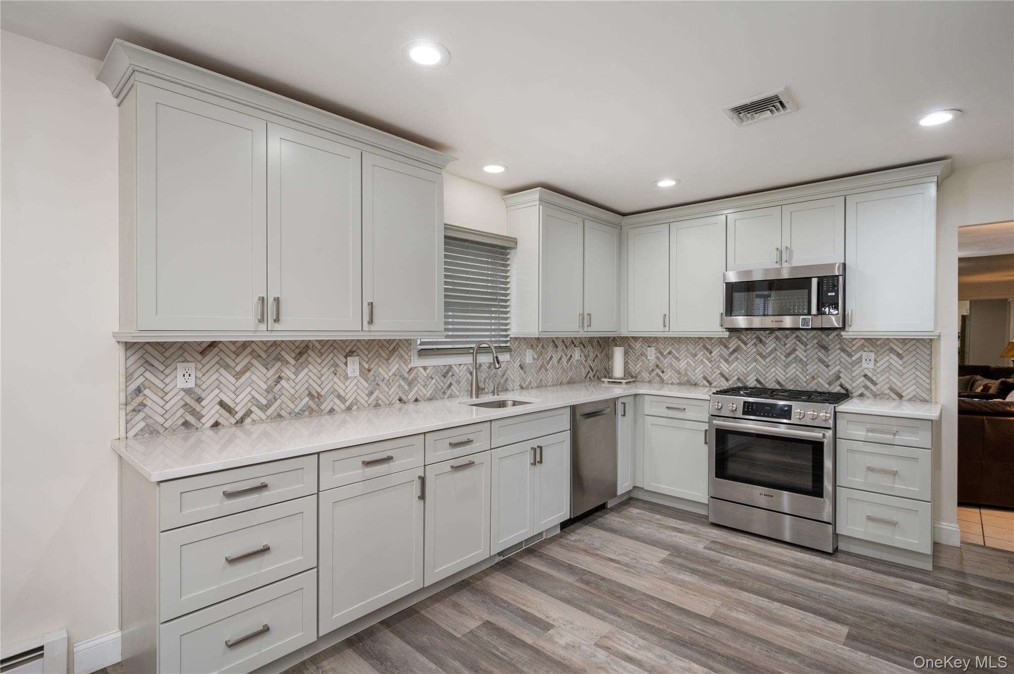 Single Family Outlook  Suffolk County, NY 11704, MLS-982244-10