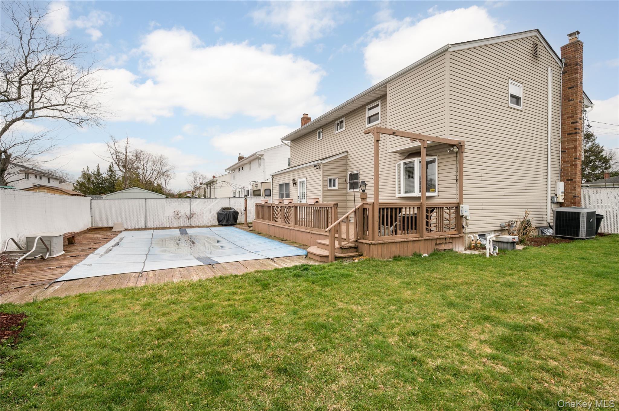 Single Family Outlook  Suffolk County, NY 11704, MLS-982244-26
