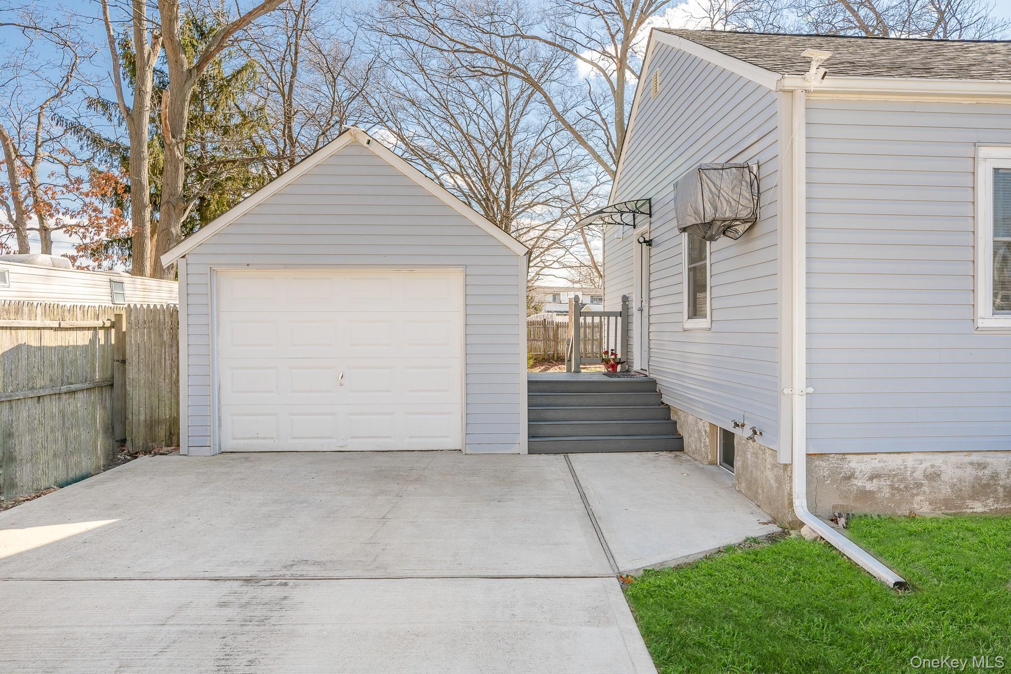 Single Family 26th  Suffolk County, NY 11726, MLS-982500-21