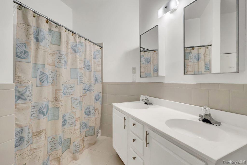 Condo Narragansett Villas  Suffolk County, NY 11757, MLS-982598-19