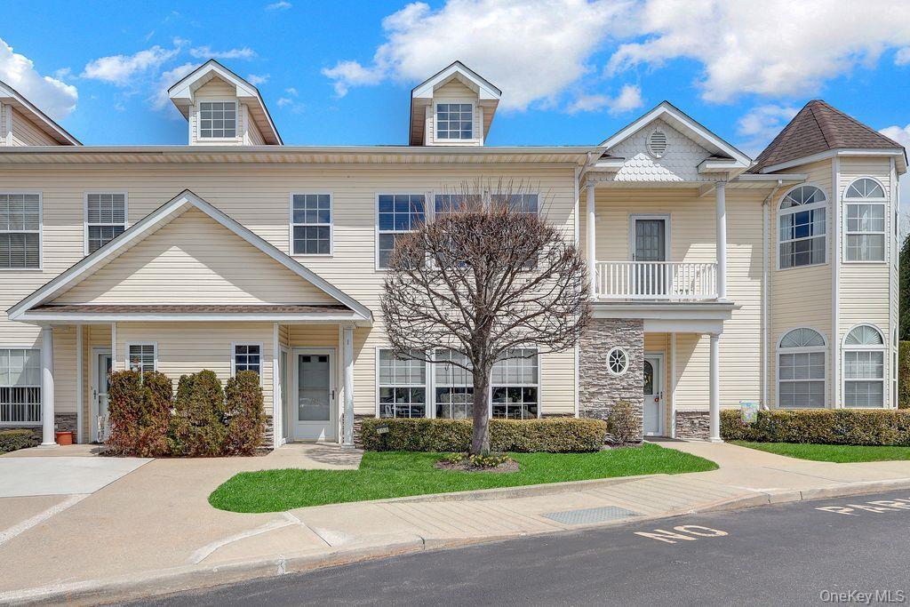 Condo Narragansett Villas  Suffolk County, NY 11757, MLS-982598-2