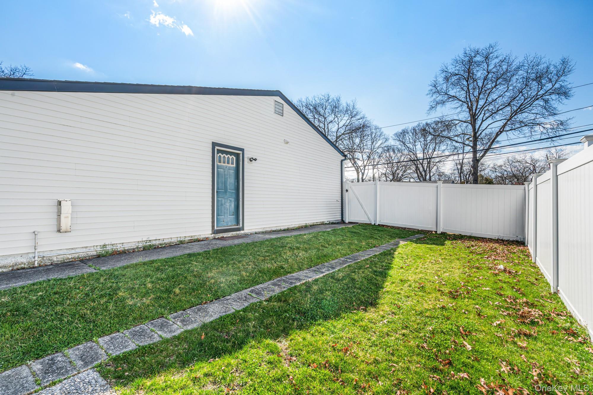 Single Family 39th  Suffolk County, NY 11751, MLS-982702-24