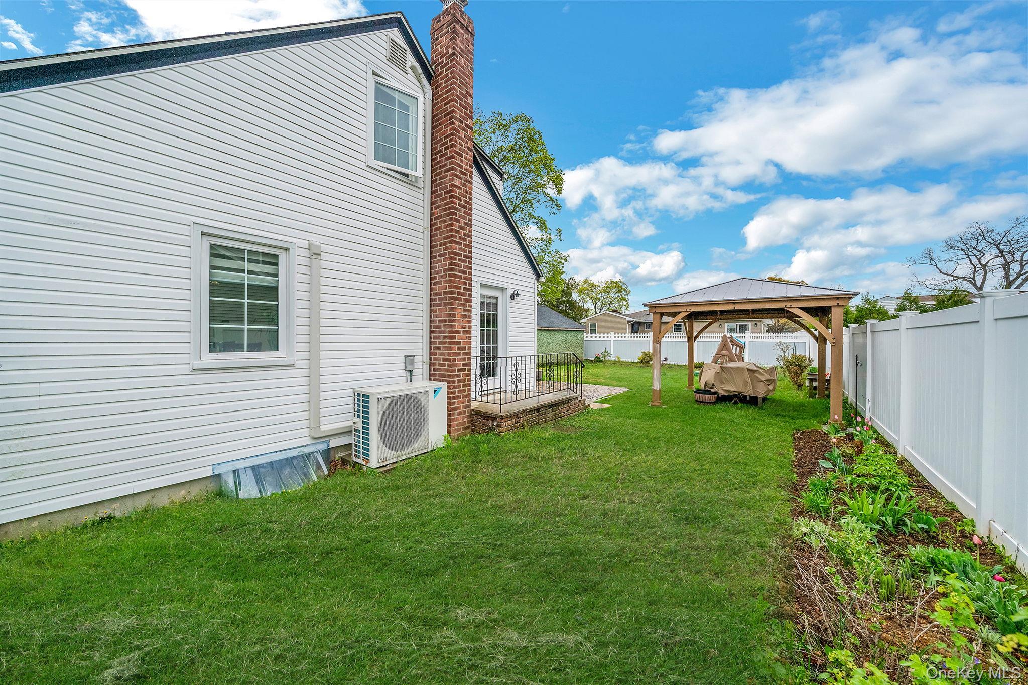 Single Family Ontario  Nassau County, NY 11758, MLS-982758-23