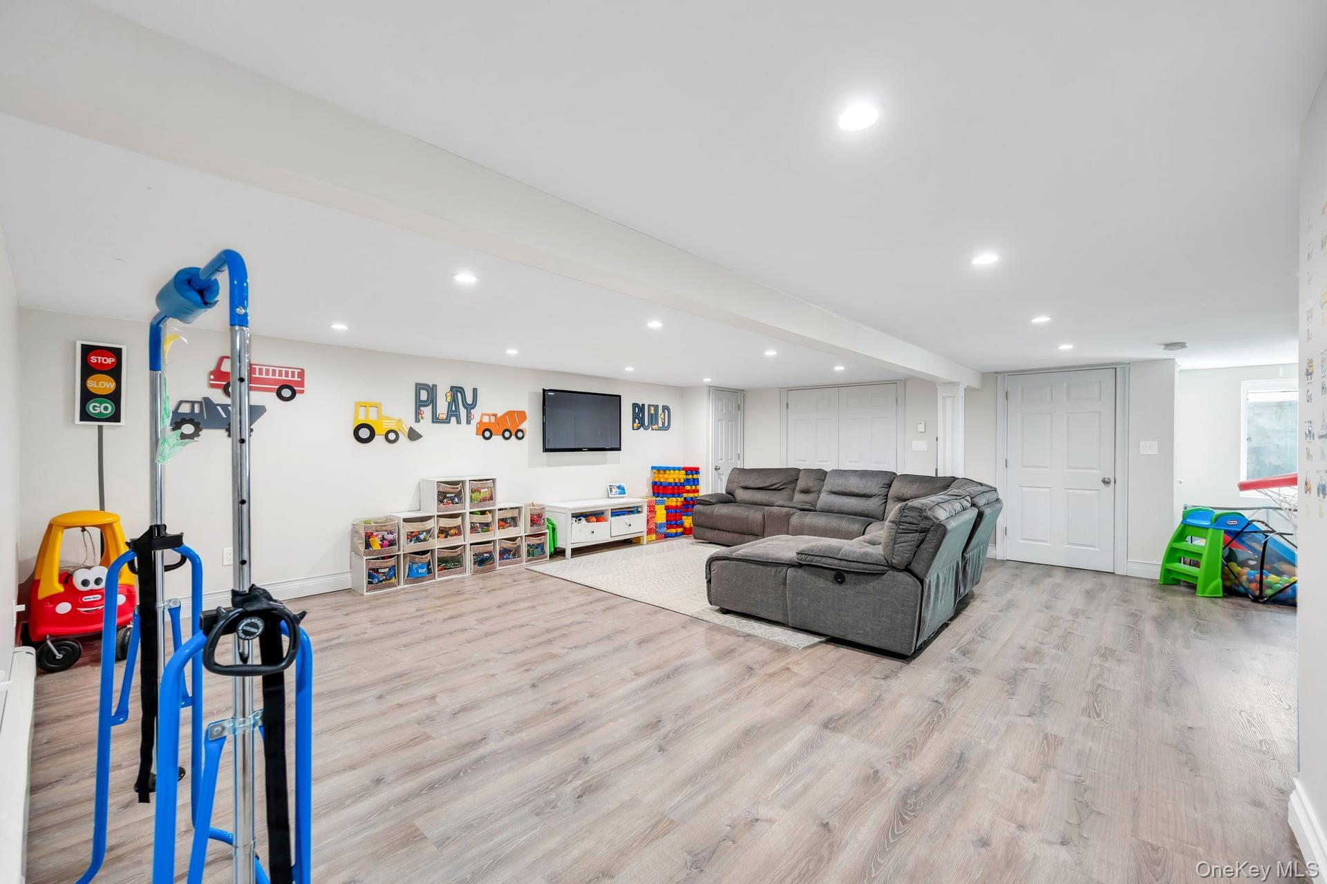 Single Family Serene  Suffolk County, NY 11788, MLS-982980-32