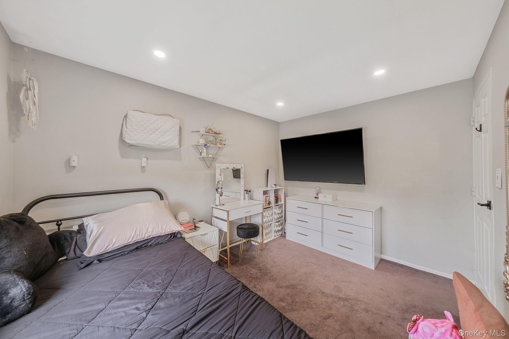 Single Family Hooper  Suffolk County, NY 11776, MLS-983047-42