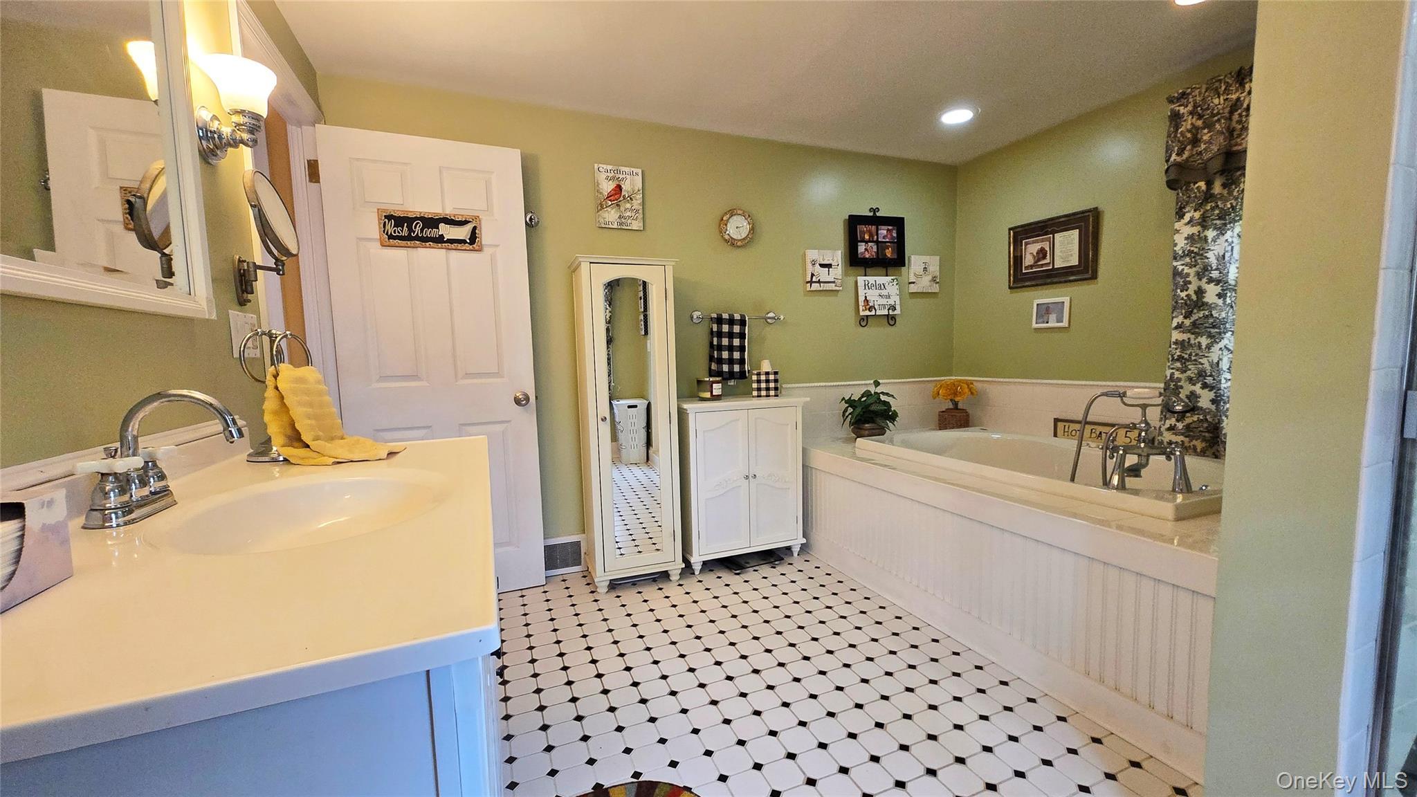 Single Family Atlantic Suffolk County, NY 11940, MLS-983101-23