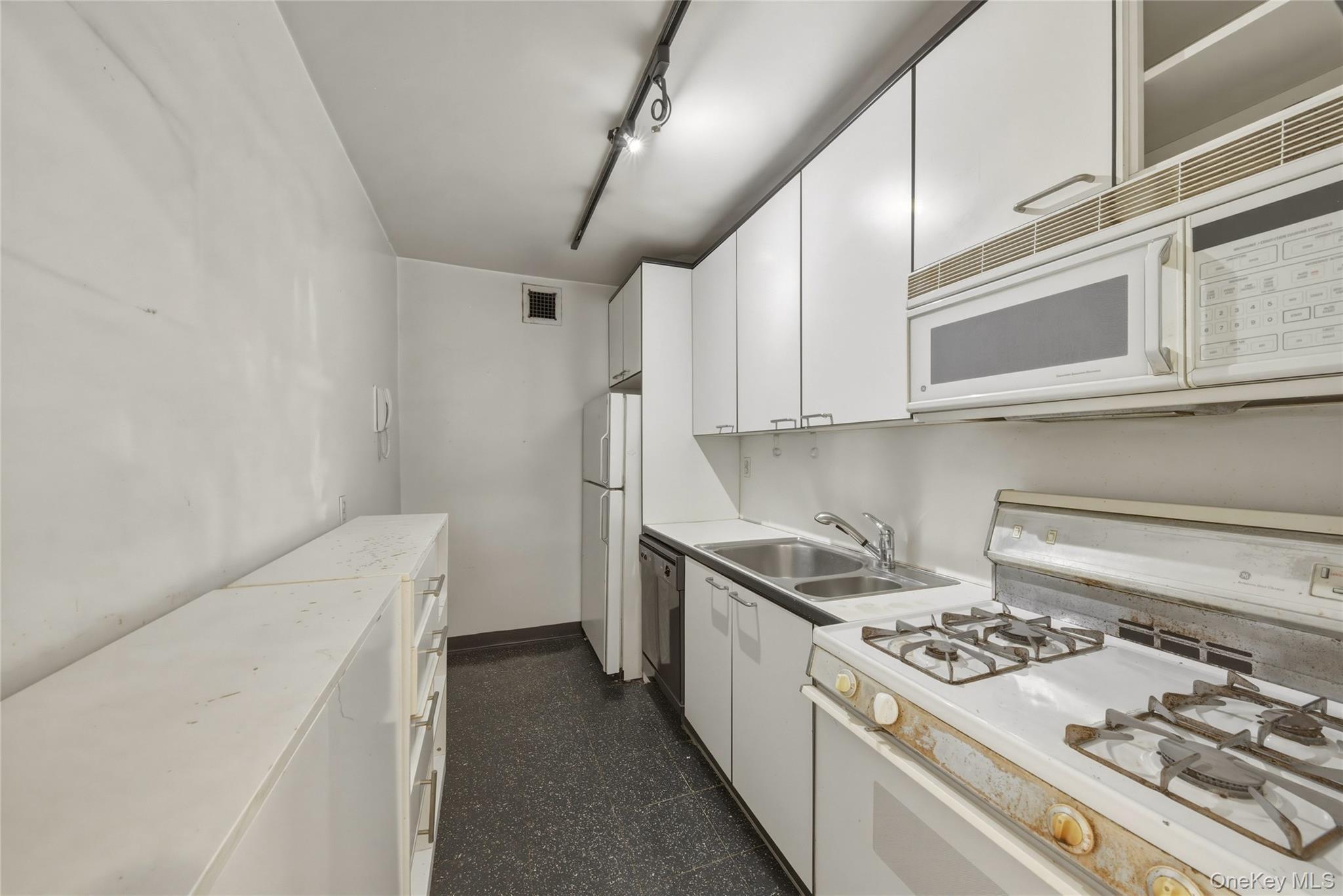 Condo 55th Manhattan, NY 10019, MLS-983154-18
