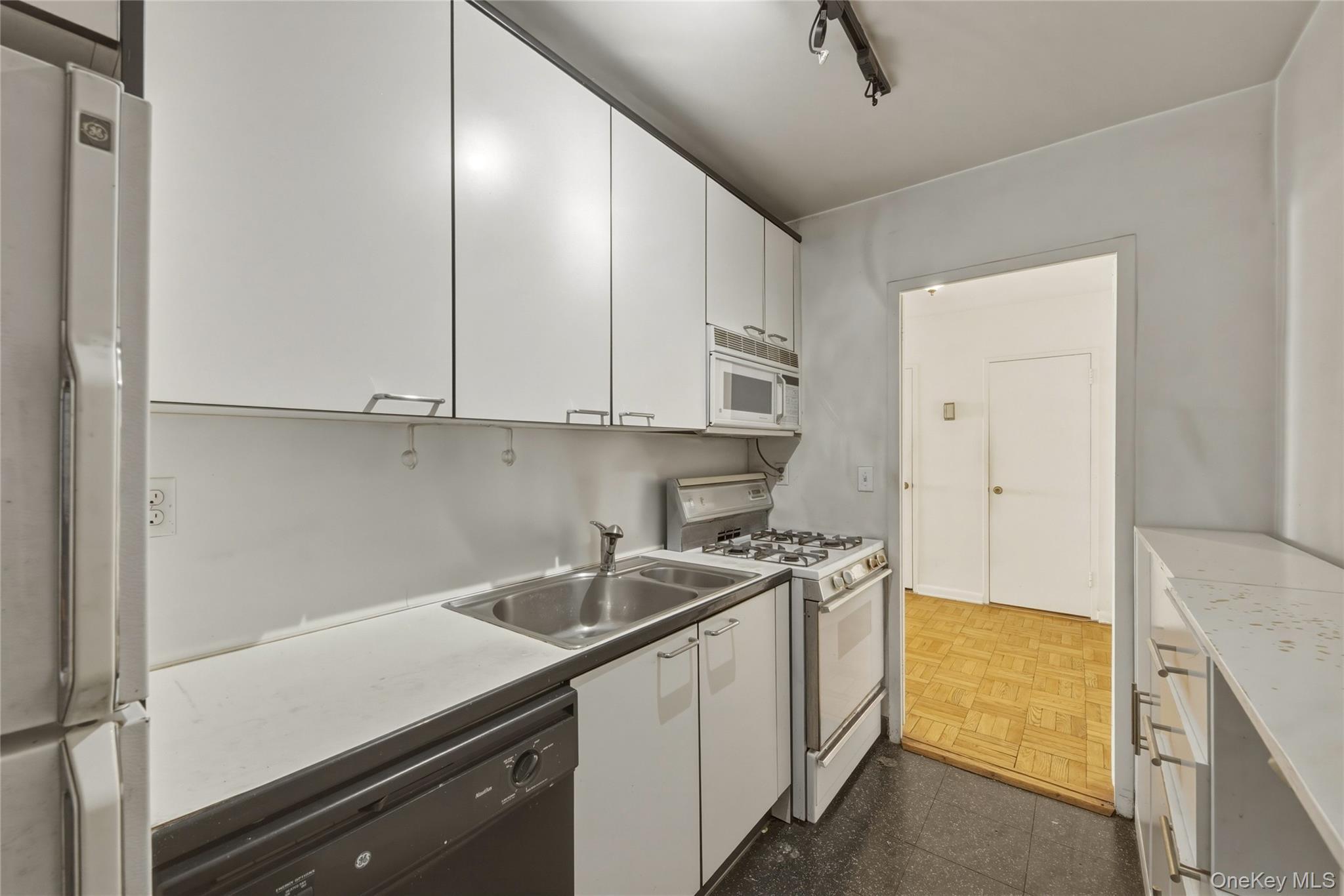 Condo 55th Manhattan, NY 10019, MLS-983154-19