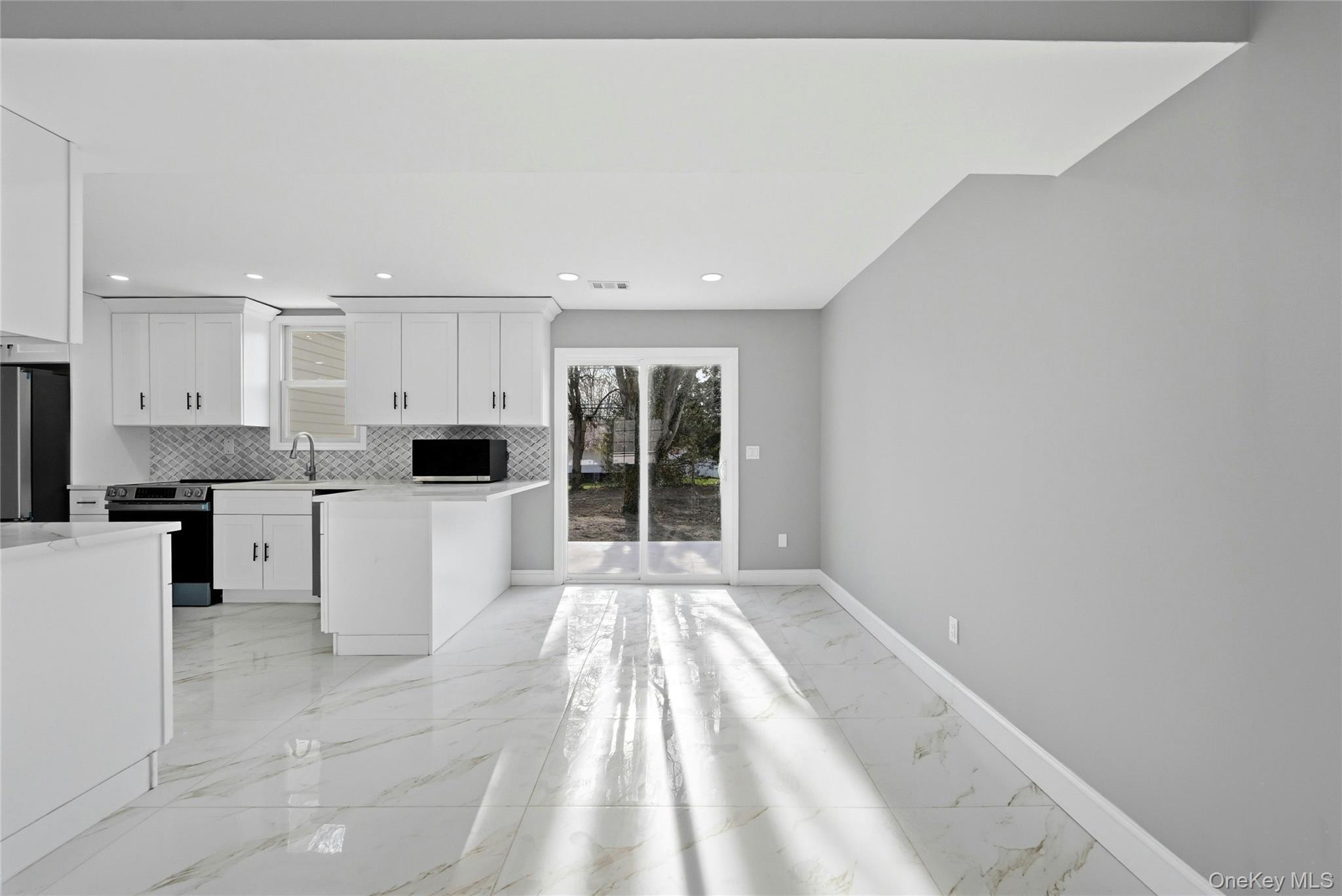 Single Family Curlin  Suffolk County, NY 11780, MLS-983166-8