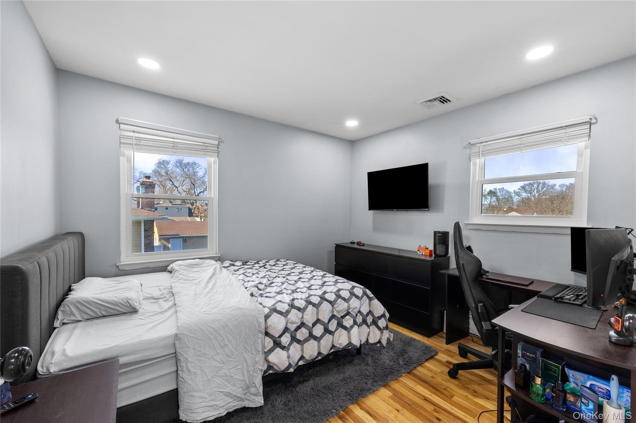 Single Family New York  Suffolk County, NY 11729, MLS-983401-21