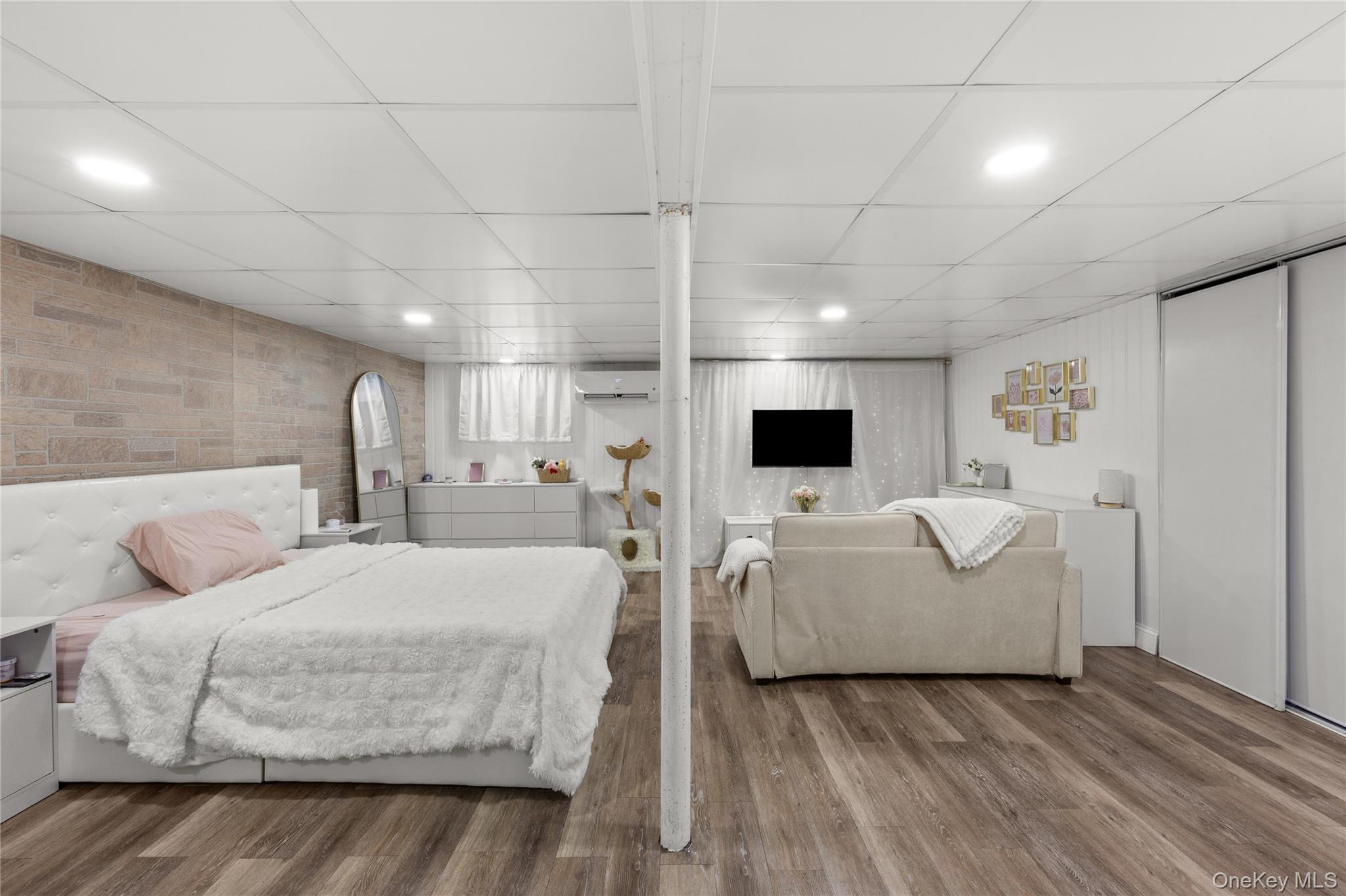 Single Family New York  Suffolk County, NY 11729, MLS-983401-30