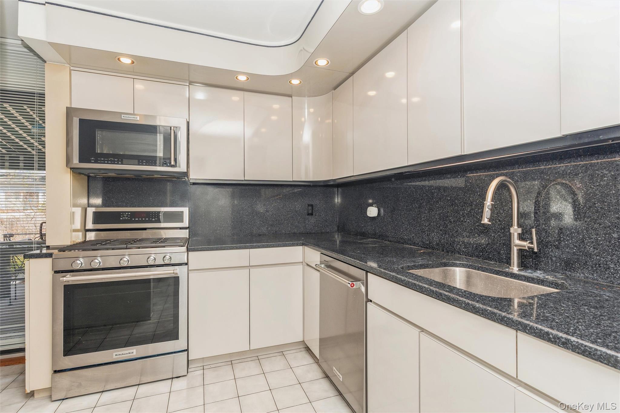 Single Family Carstairs  Nassau County, NY 11581, MLS-983462-4