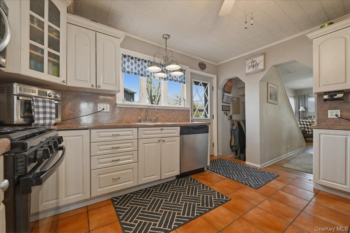 Single Family 4th  Suffolk County, NY 11757, MLS-983726-15