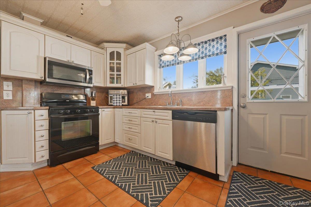 Single Family 4th  Suffolk County, NY 11757, MLS-983726-16