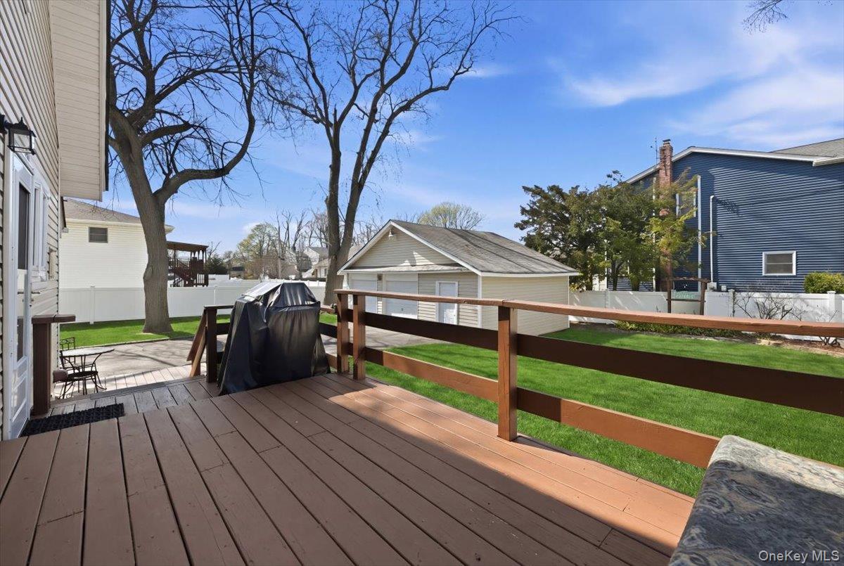 Single Family 4th  Suffolk County, NY 11757, MLS-983726-31