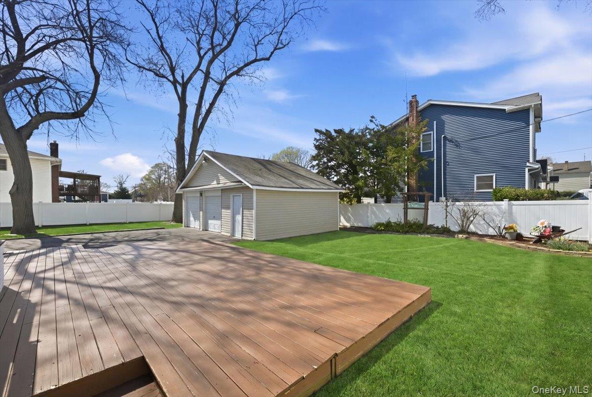 Single Family 4th  Suffolk County, NY 11757, MLS-983726-32