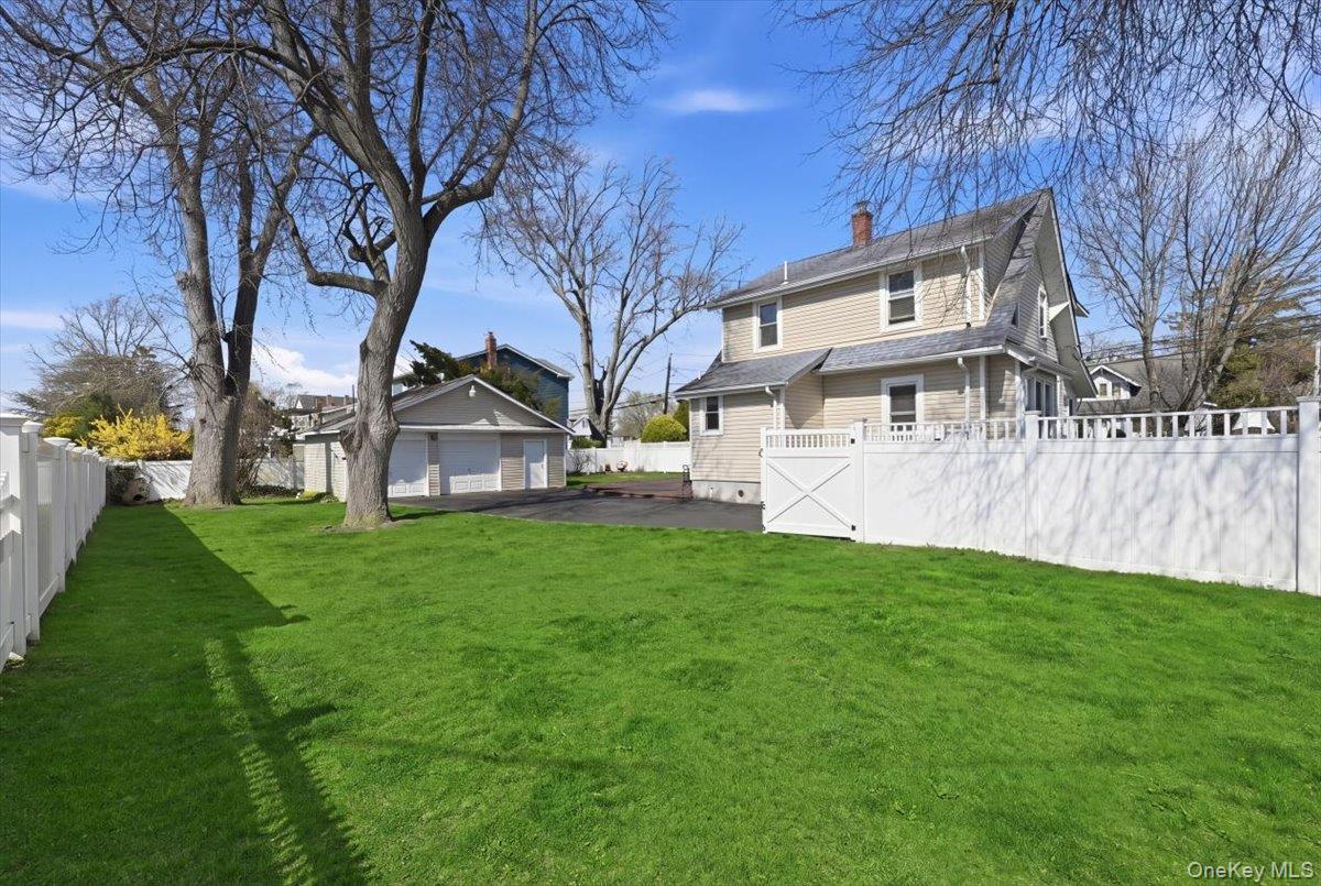 Single Family 4th  Suffolk County, NY 11757, MLS-983726-33