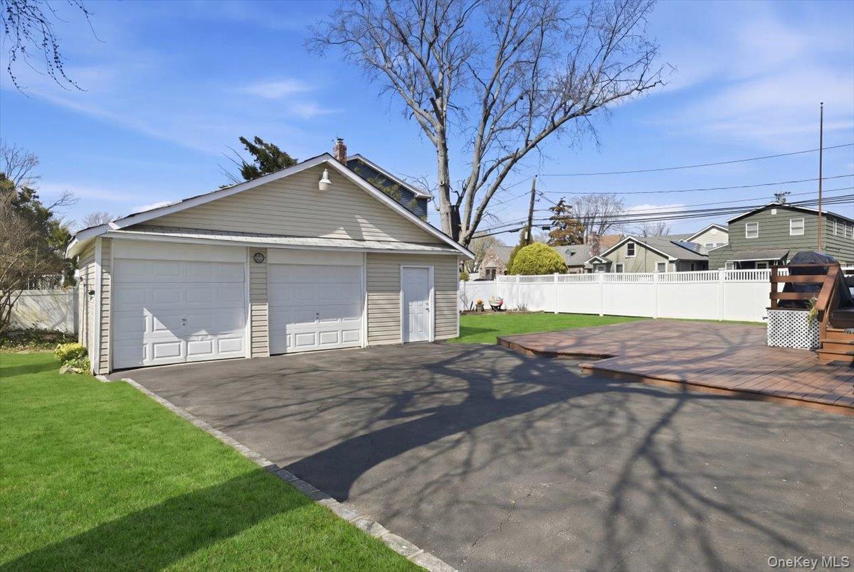 Single Family 4th  Suffolk County, NY 11757, MLS-983726-41