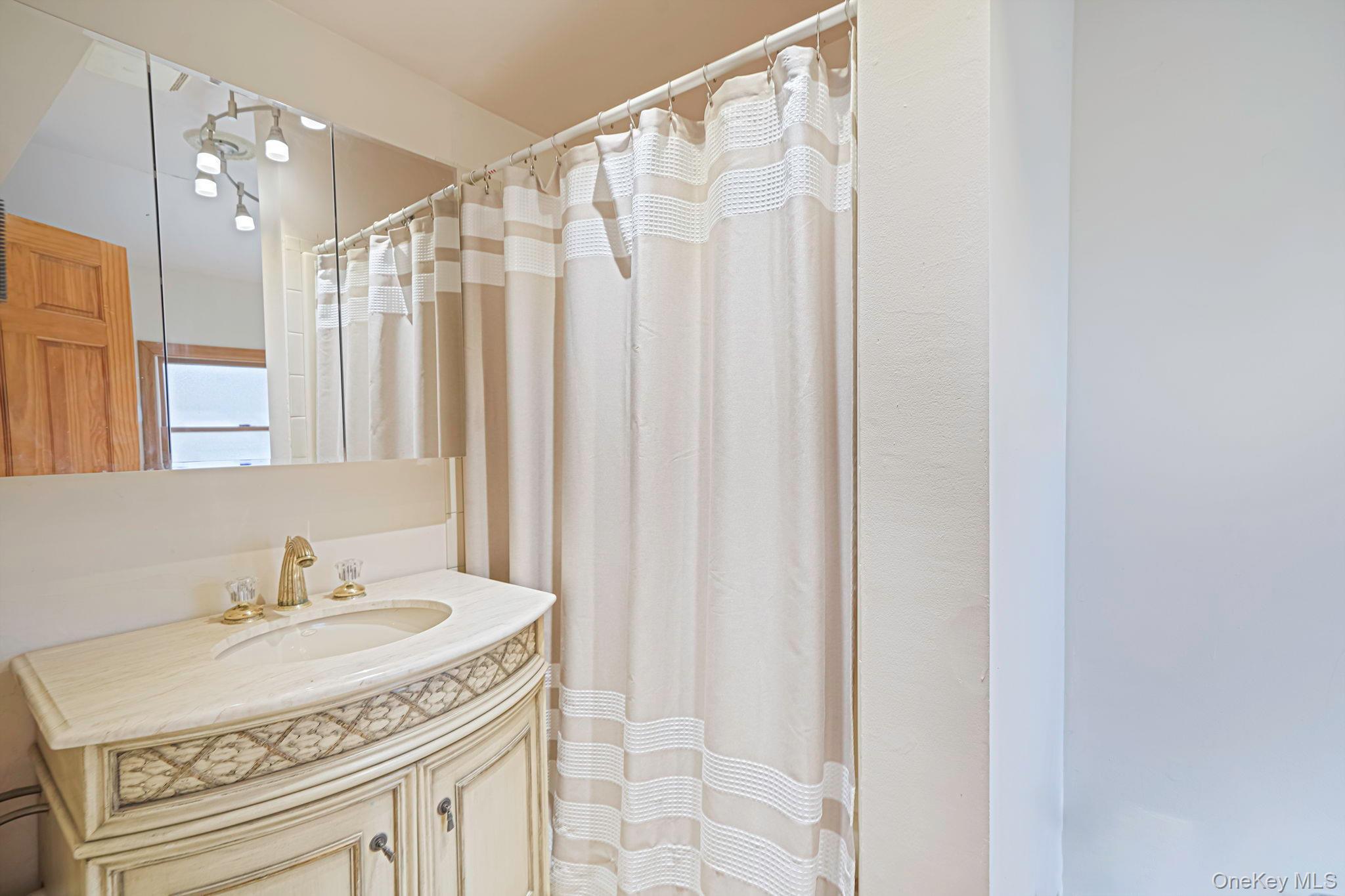 Single Family 4th  Suffolk County, NY 11780, MLS-983758-22