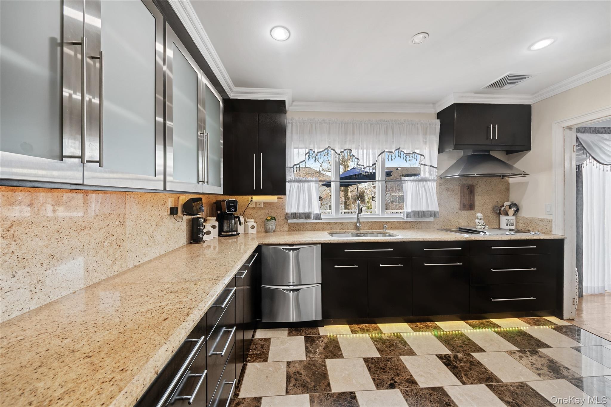 Single Family Noon  Nassau County, NY 11520, MLS-983788-10