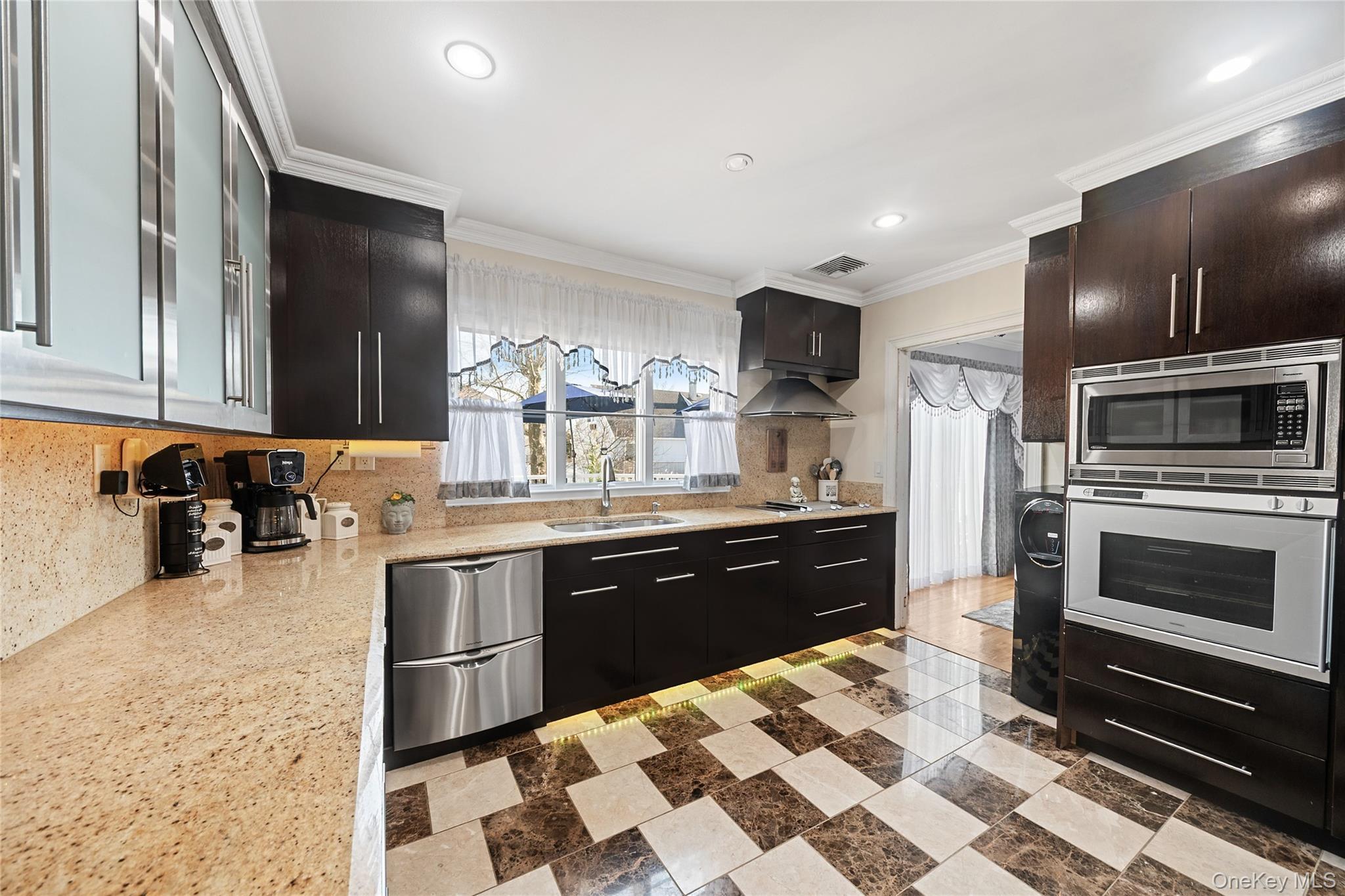 Single Family Noon  Nassau County, NY 11520, MLS-983788-11