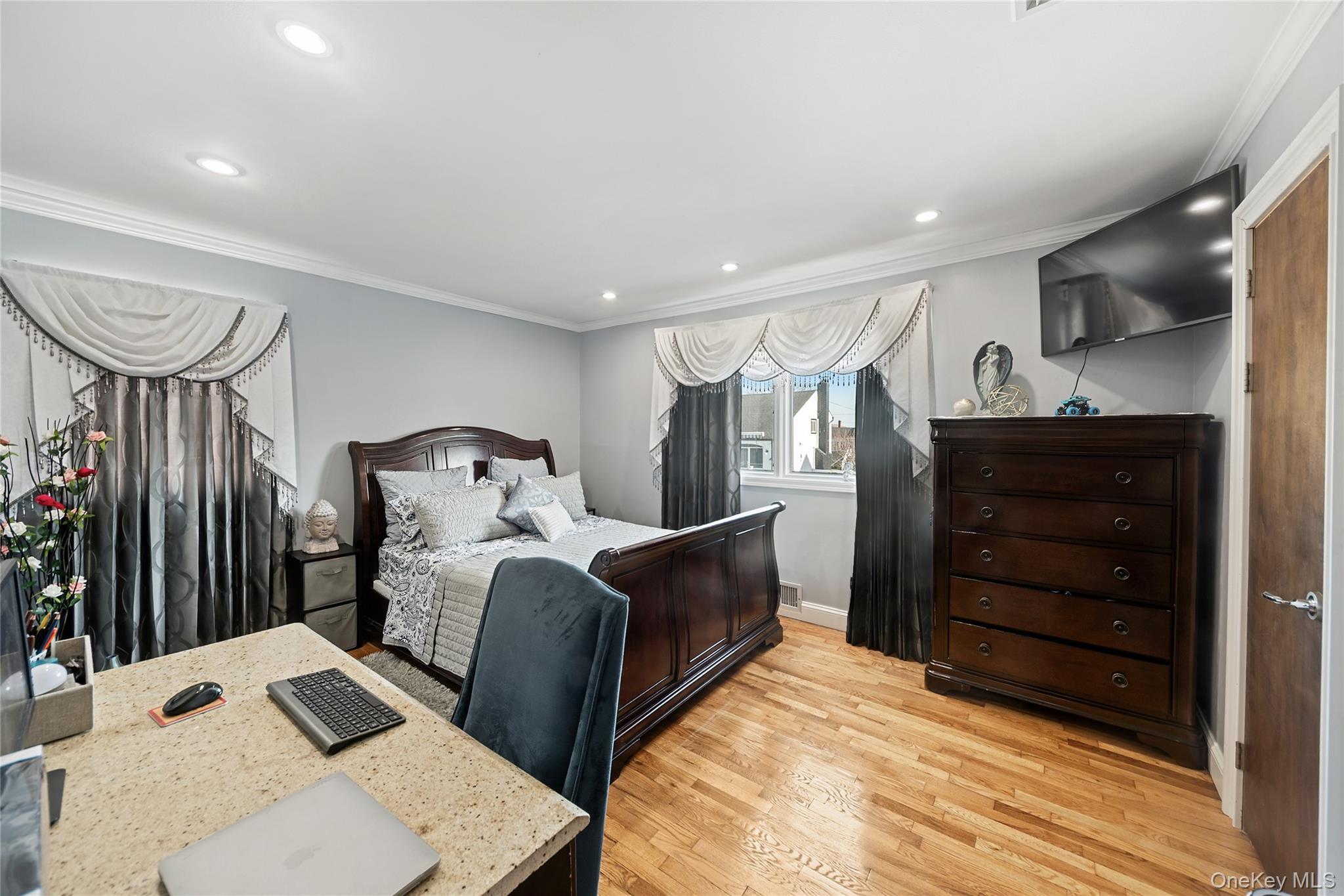 Single Family Noon  Nassau County, NY 11520, MLS-983788-18