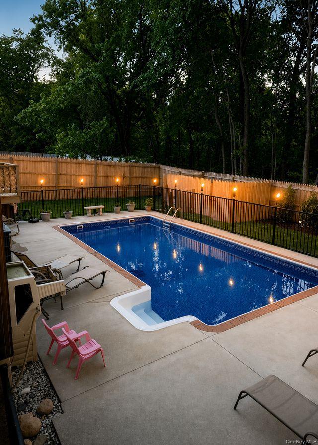 Single Family Ridgewood  Suffolk County, NY 11784, MLS-983954-8