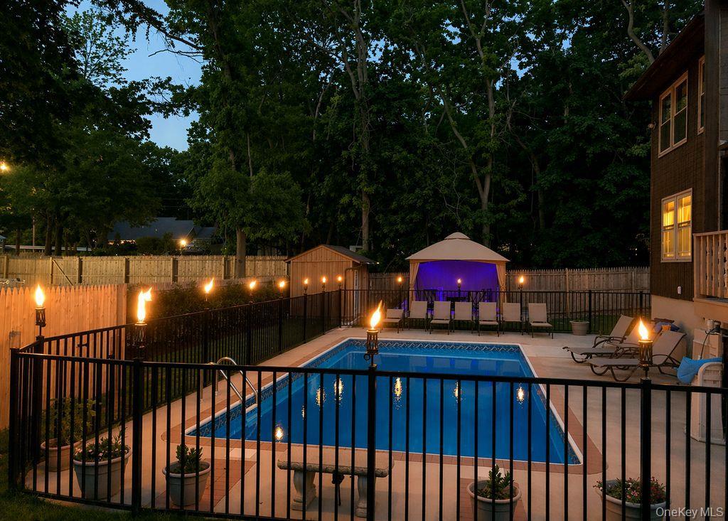 Single Family Ridgewood  Suffolk County, NY 11784, MLS-983954-9