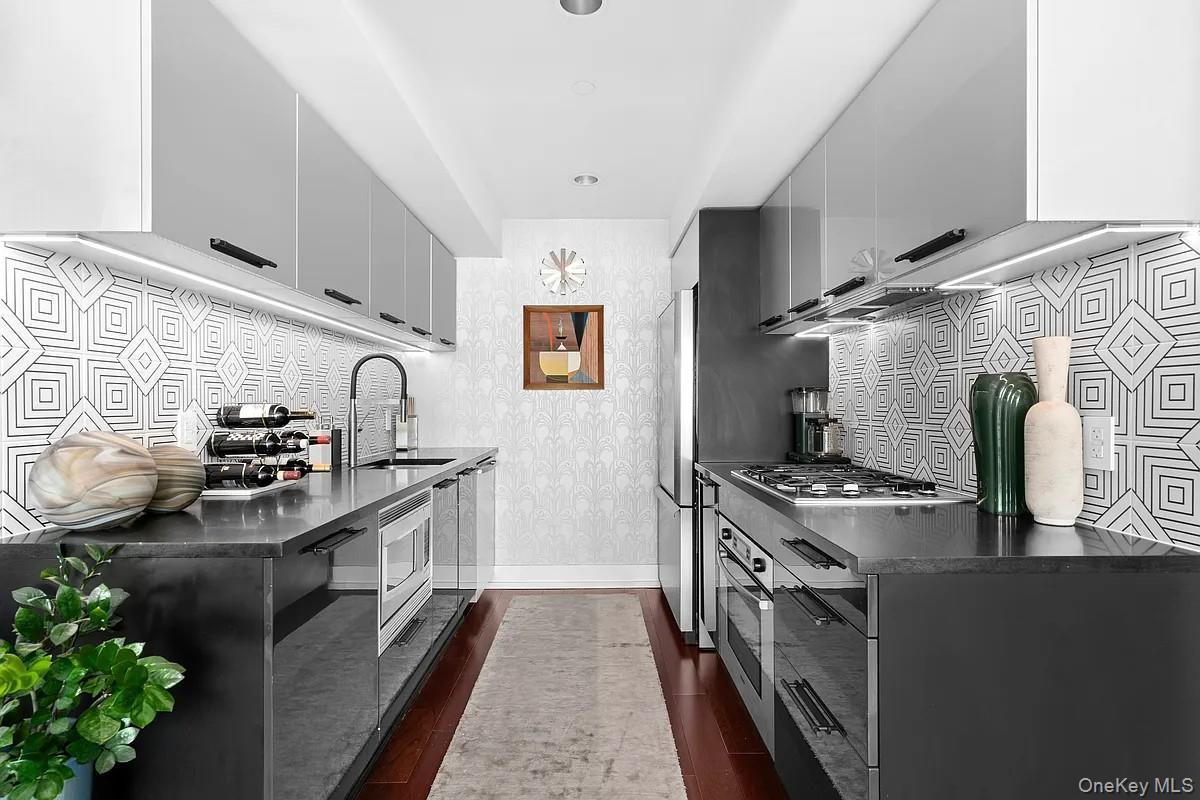 Condo West 42nd Street  Manhattan, NY 10036, MLS-984083-10