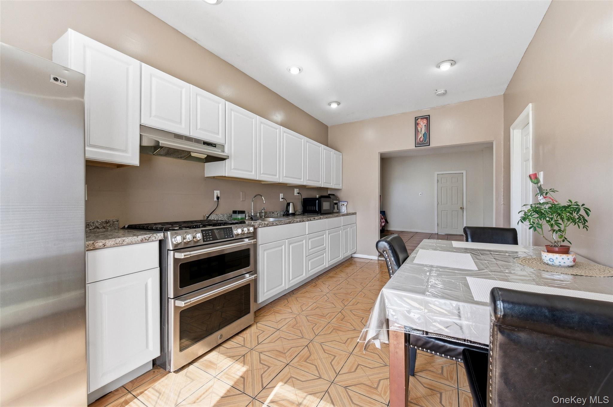 Single Family Oak  Nassau County, NY 11550, MLS-984091-9