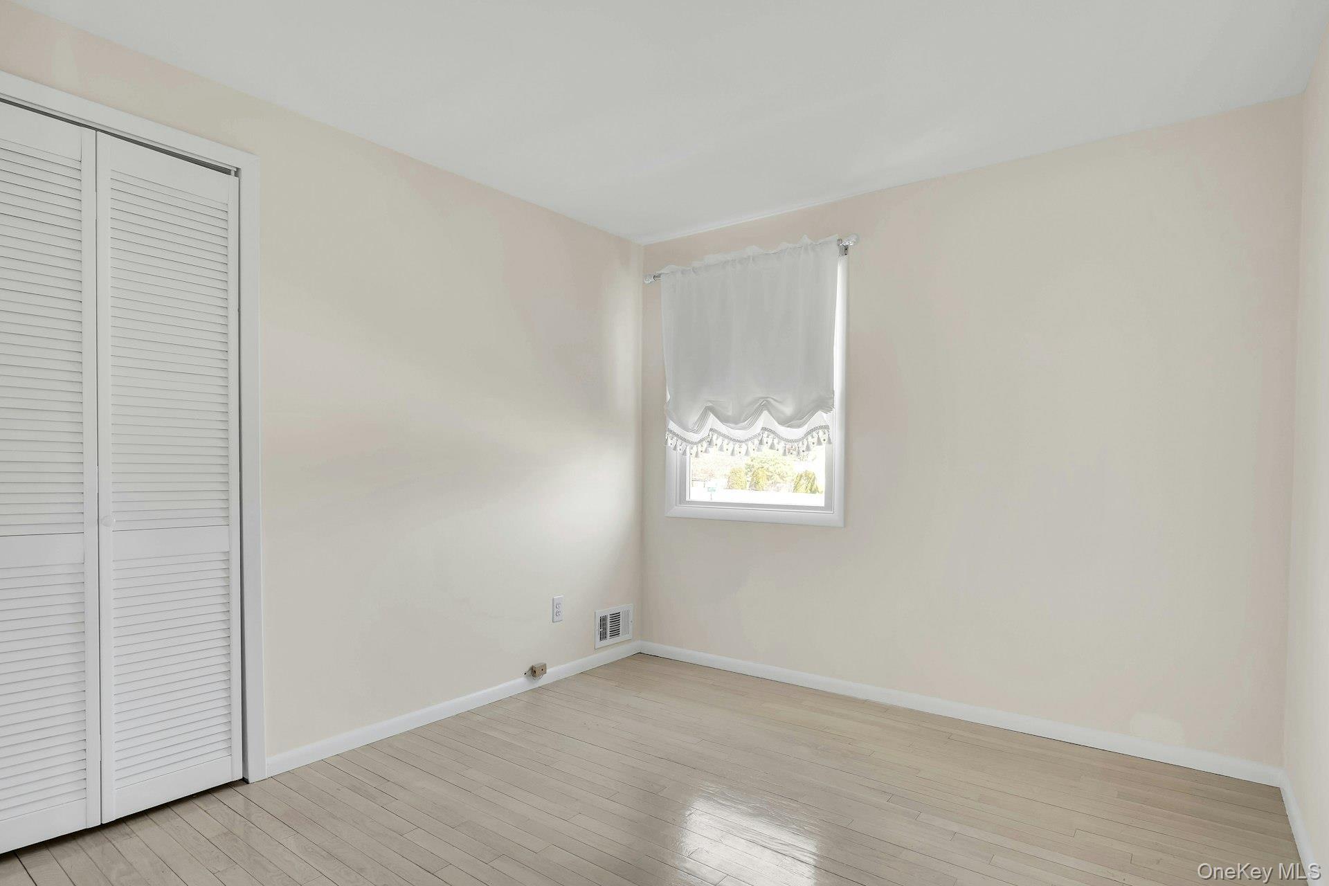 Single Family 5th  Suffolk County, NY 11729, MLS-984119-33