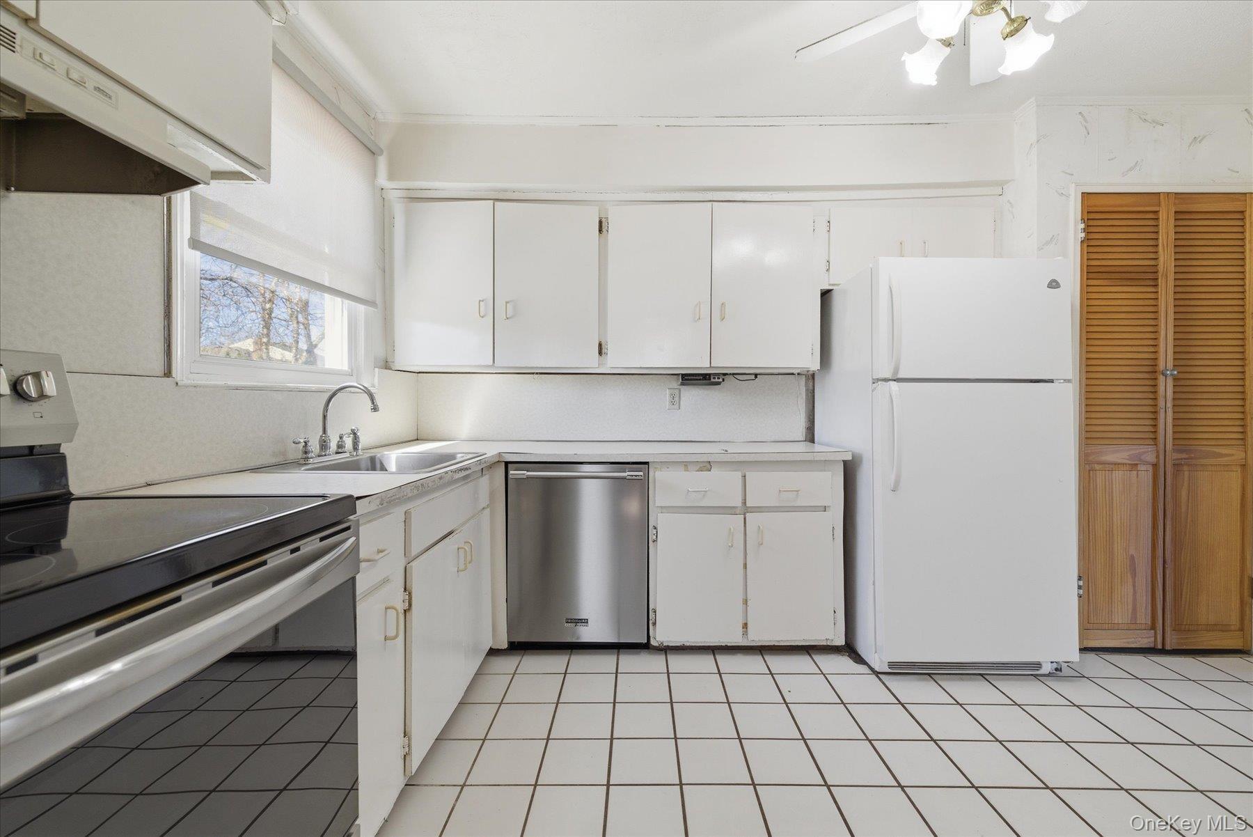 Single Family Thompson  Nassau County, NY 11572, MLS-984591-8