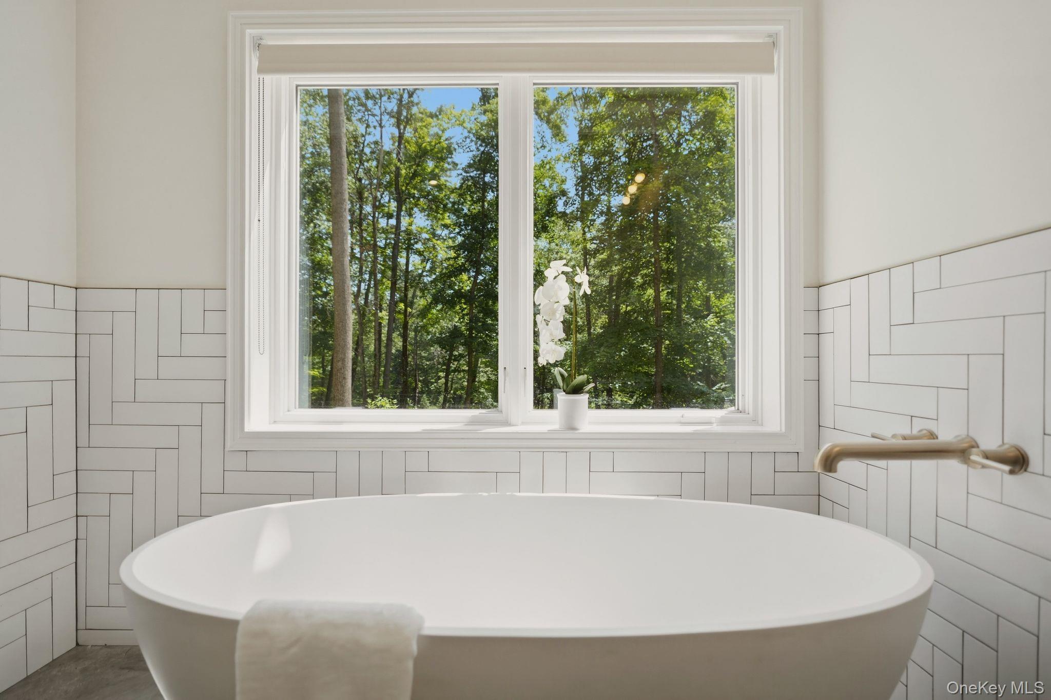 Single Family Oakwood Circle  Ulster County, NY 12484, MLS-984923-25