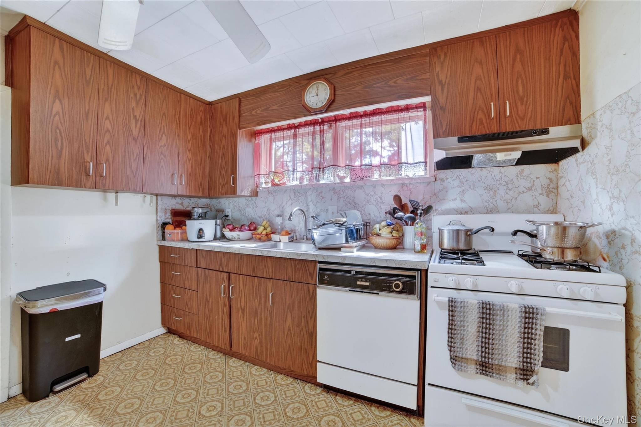 Single Family Terrace  Westchester County, NY 10562, MLS-985026-11
