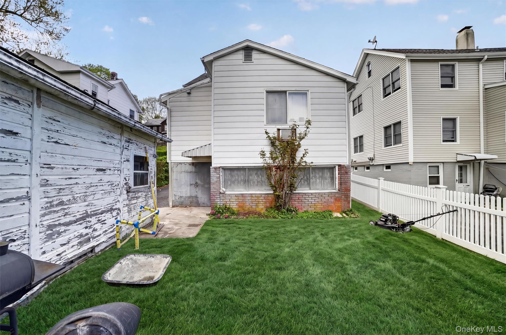 Single Family Terrace  Westchester County, NY 10562, MLS-985026-32
