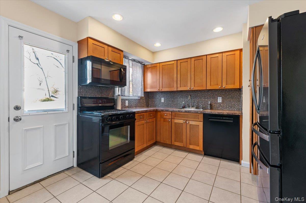 Single Family Maple  Suffolk County, NY 11746, MLS-985312-7