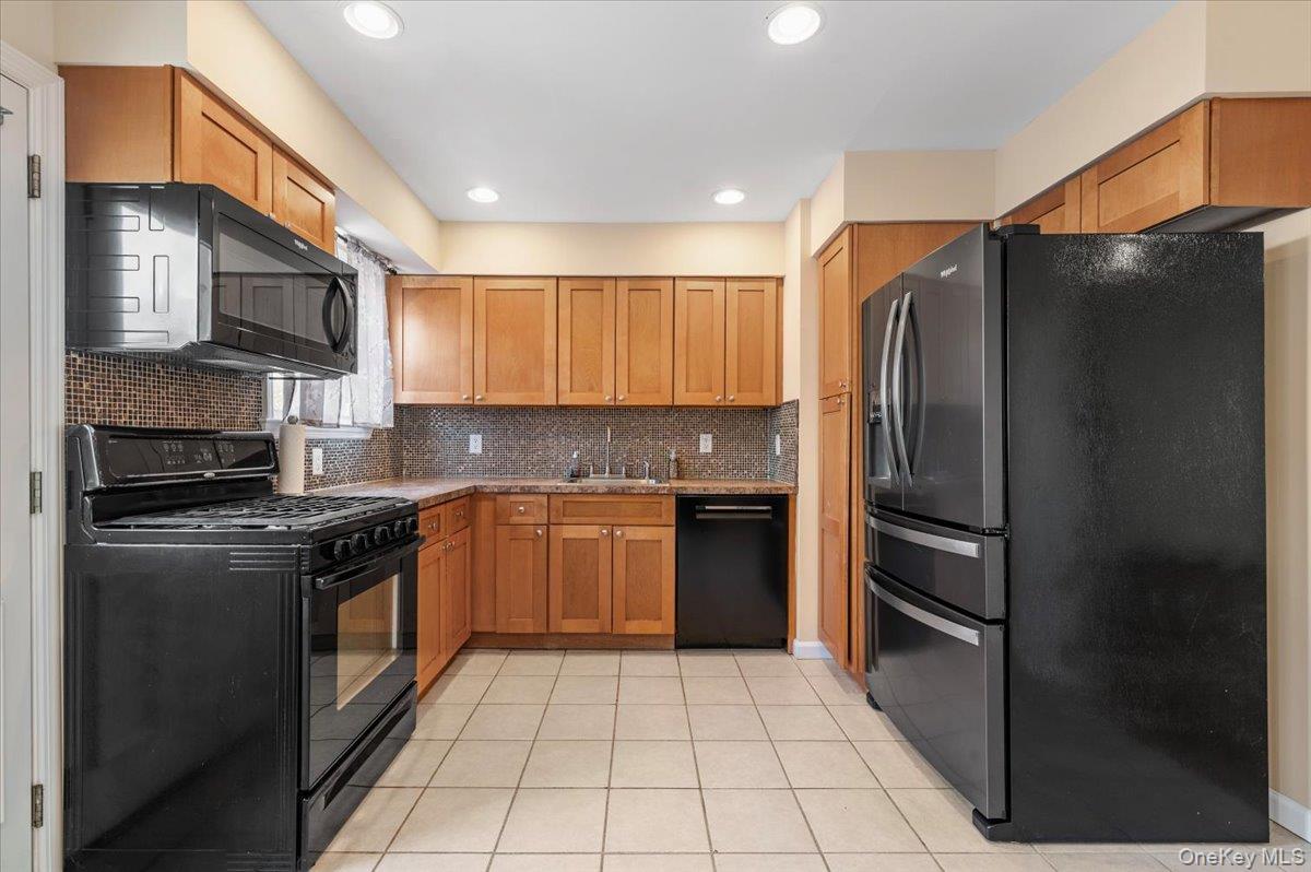 Single Family Maple  Suffolk County, NY 11746, MLS-985312-8