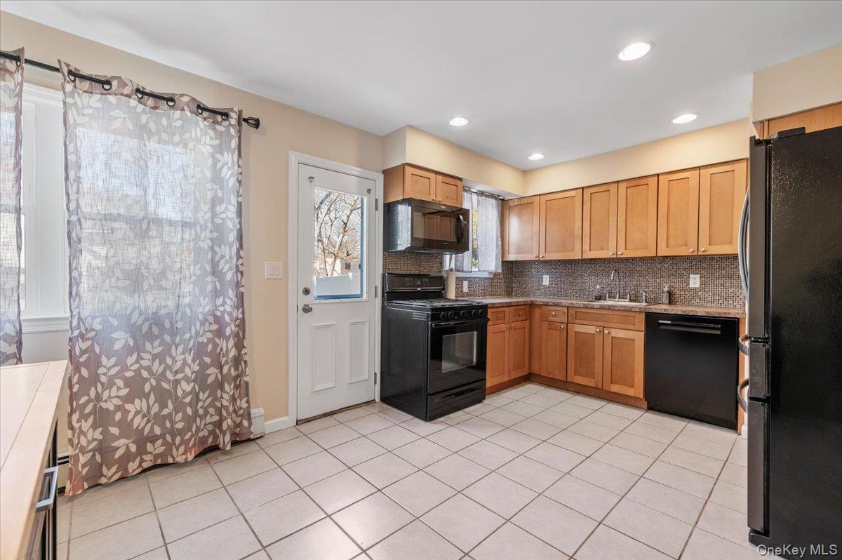 Single Family Maple  Suffolk County, NY 11746, MLS-985312-9