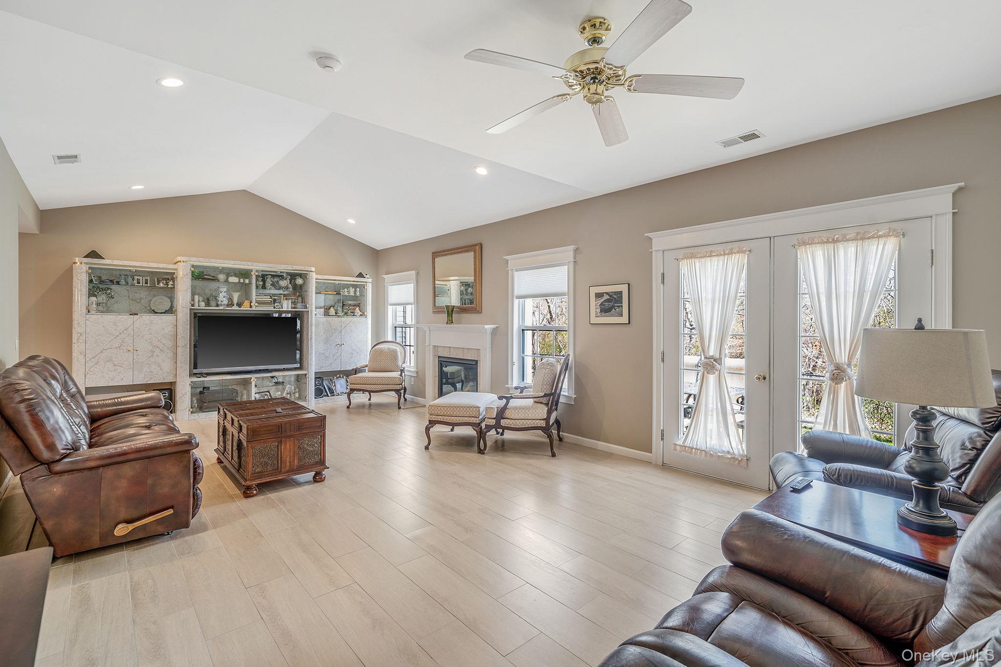 Condo Woodscreek  Suffolk County, NY 11955, MLS-985436-8