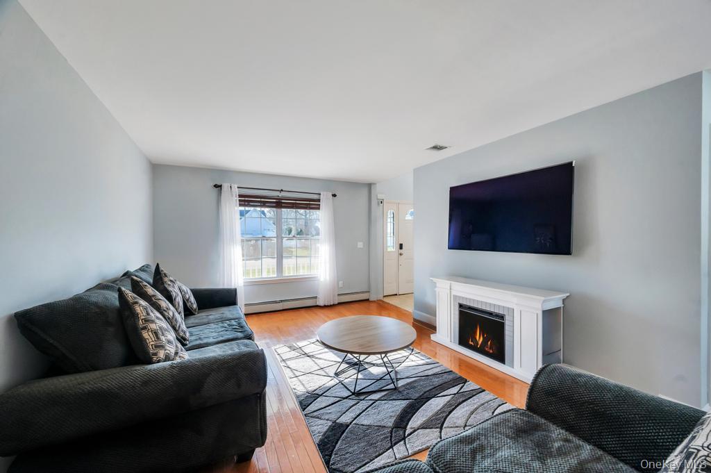 Single Family Harwood  Suffolk County, NY 11727, MLS-985443-6