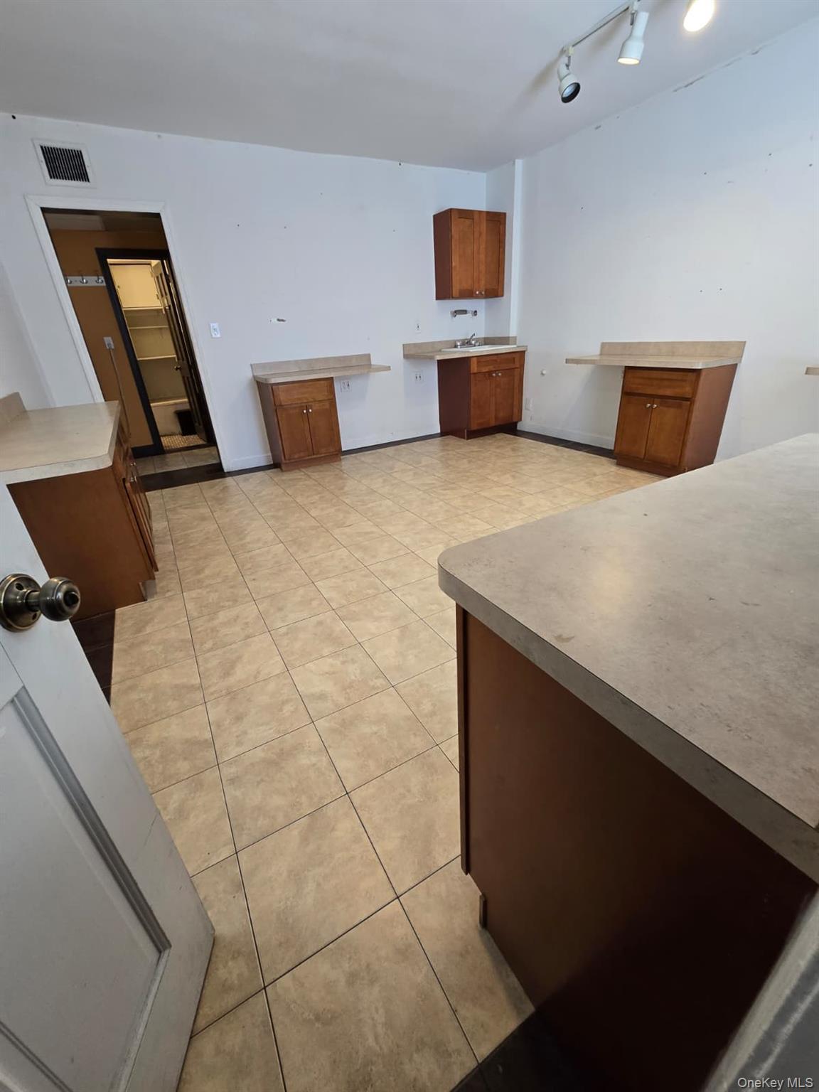 Commercial Lease Crossbay  Queens, NY 11417, MLS-985599-13