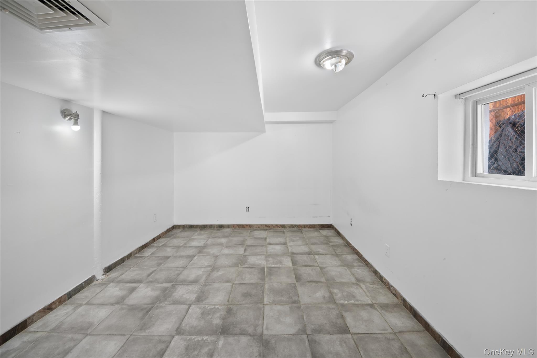 Single Family Lurting Bronx, NY 10469, MLS-985641-12
