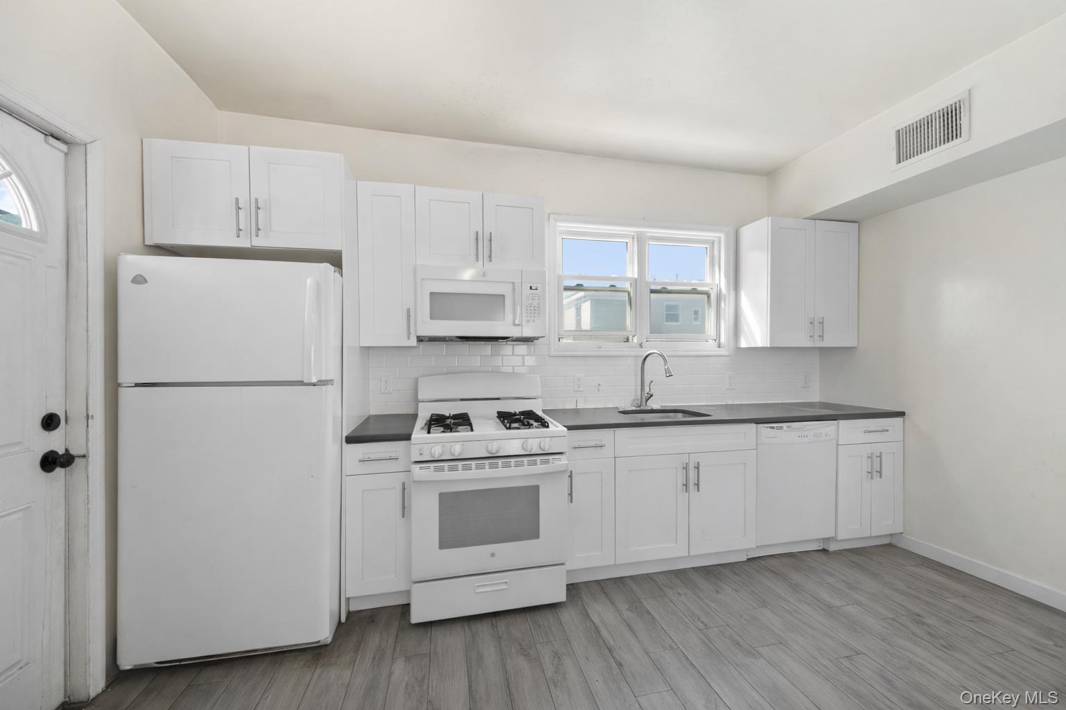 Single Family Lurting Bronx, NY 10469, MLS-985641-19