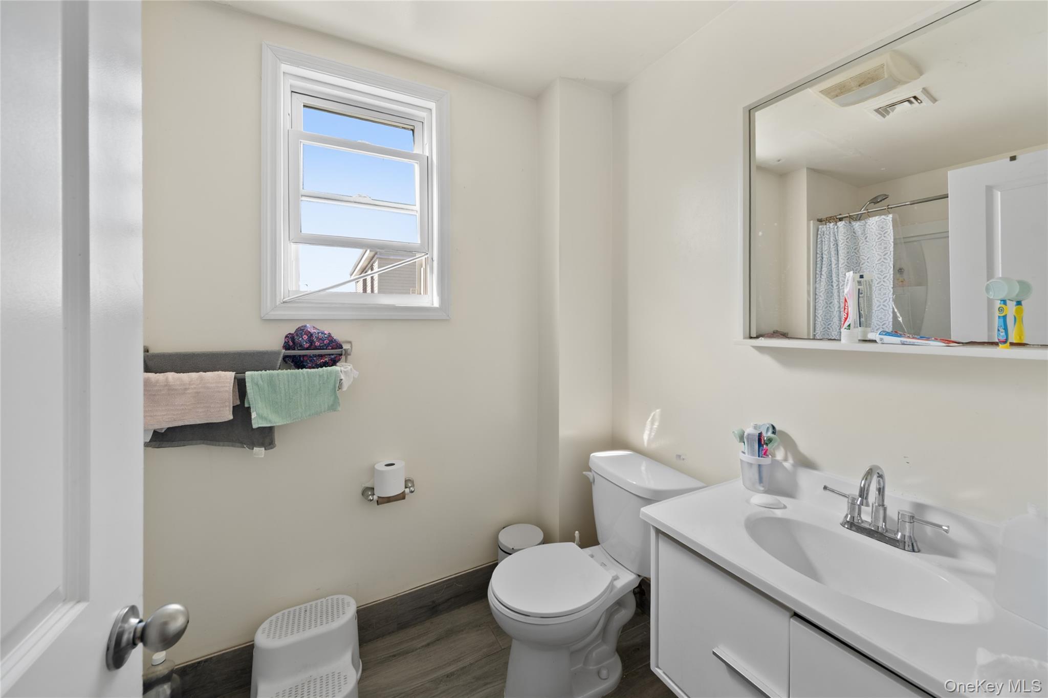 Single Family Lurting Bronx, NY 10469, MLS-985641-27