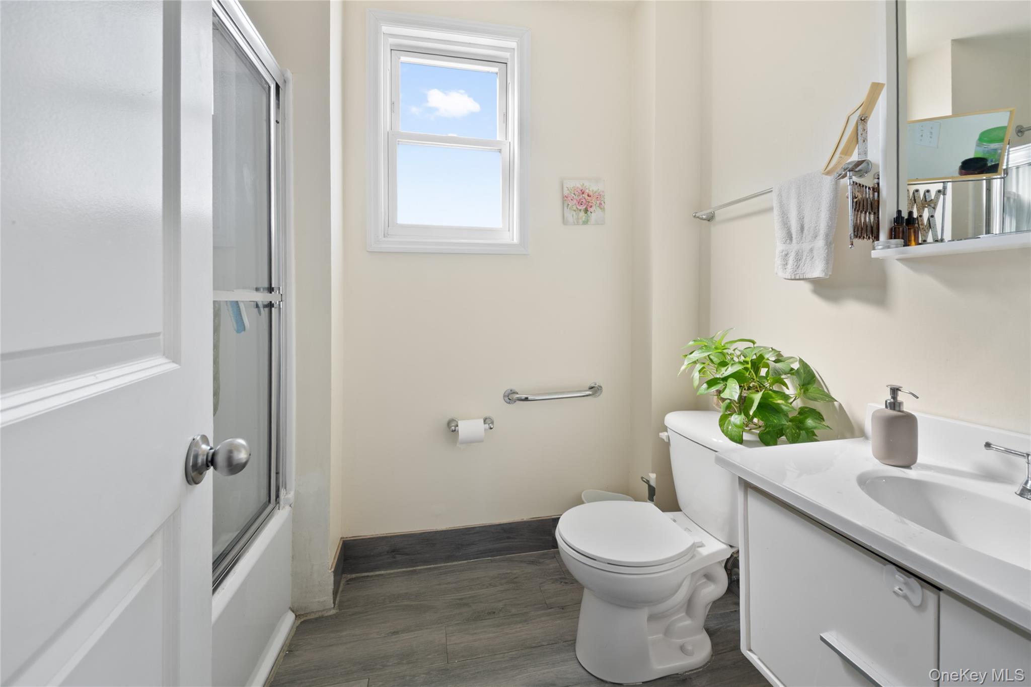 Single Family Lurting Bronx, NY 10469, MLS-985641-31