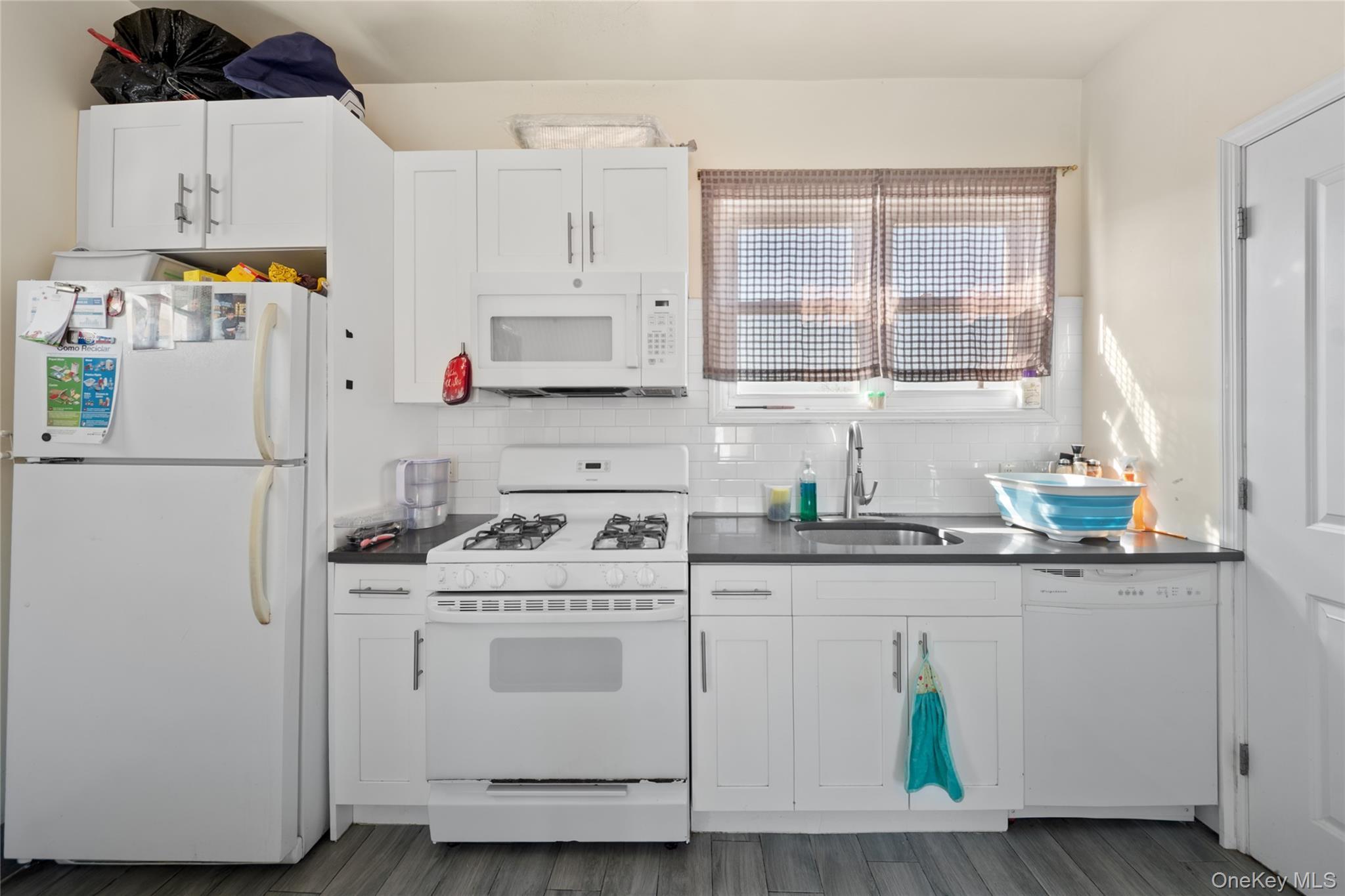 Single Family Lurting Bronx, NY 10469, MLS-985641-33